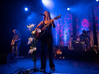 Solo mit Gitarre - Heather Nova: Bilder der Sängerin live Im Wizemann in Stuttgart 