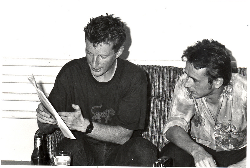 Thomas Bohnet (rechts) interviewt Billy Bragg in der Roten Fabrik in Zürich (1989)