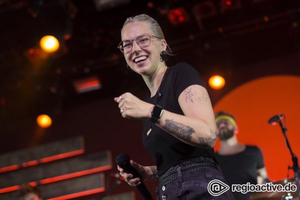 Neu gestylt - Fröhlich: Bilder von Stefanie Heinzmann live in der Batschkapp Frankfurt 