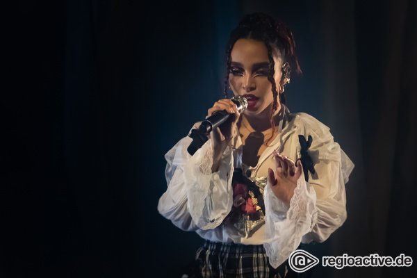 Wrapped in Cellophane - FKA Twigs zeigt in Köln die verletzliche Seite einer selbstbestimmten Künstlerin 