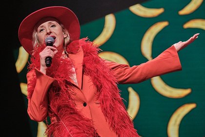 Ganz in Rot - Fotos von Leslie Clio live bei der Night of the Proms 2019 in Mannheim 