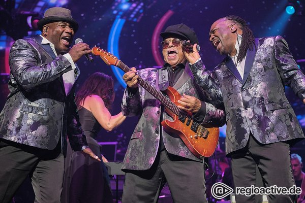 Drei Elemente und ein Urgestein - Live-Bilder von Al McKay's Earth, Wind & Fire Experience bei der Night of the Proms 2019 in Mannheim 