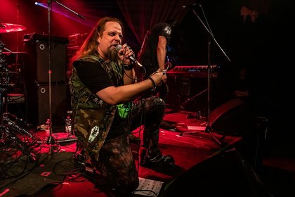 Im 80er-Metal-Stil - Bilder von Dark Sky Choir live als Support von Queensryche in Mannheim 