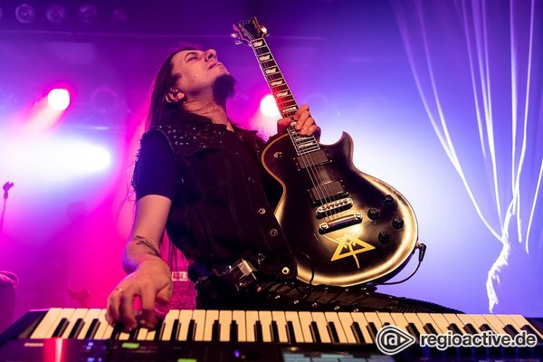 Power Metal aus Thessaloniki - Fotos von Firewind als Opener von Queensryche live in Mannheim 