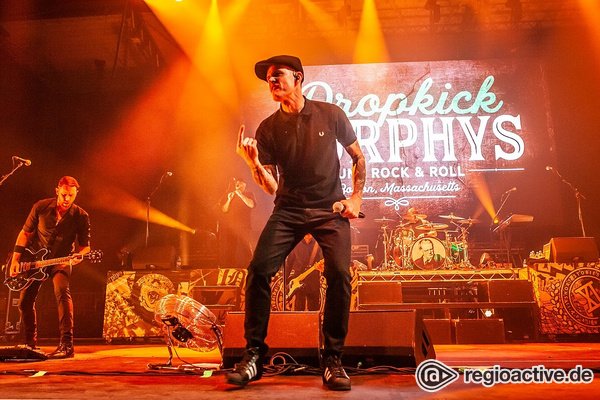 Rock und Irish-Folk-Punk - Die Dropkick Murphys lassen die Mannheimer Maimarkthalle beben 