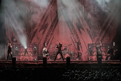 Die schwedisch-dänische Connection - Melo-Power: Live-Bilder von Amaranthe als Support von Sabaton in Frankfurt 