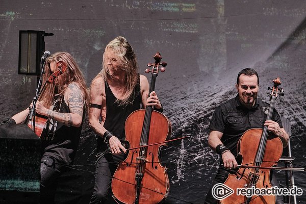 Sie spielten Cello - Beinahe klassisch: Bilder von Apocalyptica als Support von Sabaton live in Frankfurt 