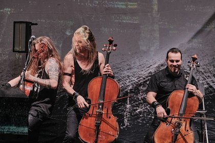 Sie spielten Cello - Beinahe klassisch: Bilder von Apocalyptica als Support von Sabaton live in Frankfurt 