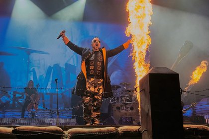 Feurige Angelegenheit - Martialisch: Fotos von Sabaton live in der Festhalle Frankfurt 