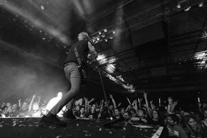 Auf dem Höhepunkt - Sum 41: Fotos der Punk-Pop-Band live in der Porsche-Arena Stuttgart 