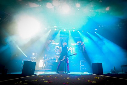 Gute Laune vorprogrammiert - Sum 41 schmeißen in der Stadthalle Offenbach eine feuchtfröhliche Punk-Party 