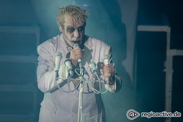 Nichts für Kinder - Sex, Fisch und Torten: Lindemann beglückt seine Fans in der Stadthalle Offenbach 