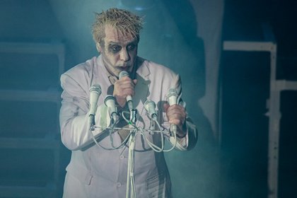 Nichts für Kinder - Sex, Fisch und Torten: Lindemann beglückt seine Fans in der Stadthalle Offenbach 