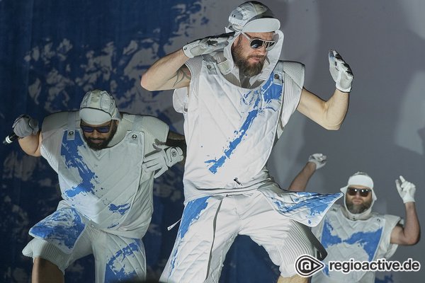 Aus allen Rohren - Deichkind: Bilder des Spektakels live in der Festhalle Frankfurt 