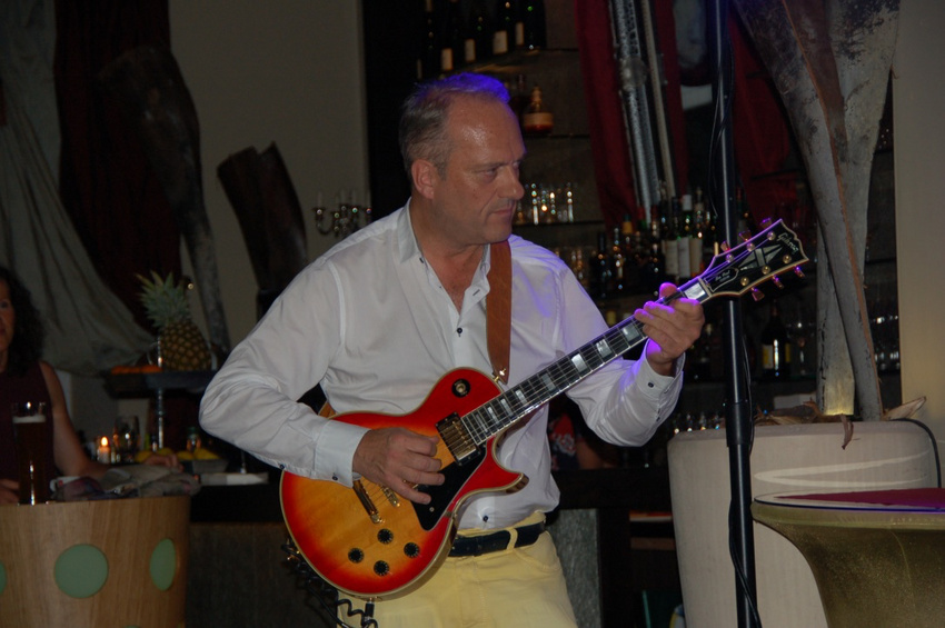 Prof. Jochen Blum spielt seine Gibson Les Paul