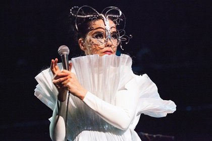 Orkestral(e) Sirene - Björk zeigt sich auf der Waldbühne Berlin leise und verletzlich 