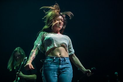 Frauenpower - Bilder von Donna Missal als Opener von AnnenMayKantereit live in Mannheim 