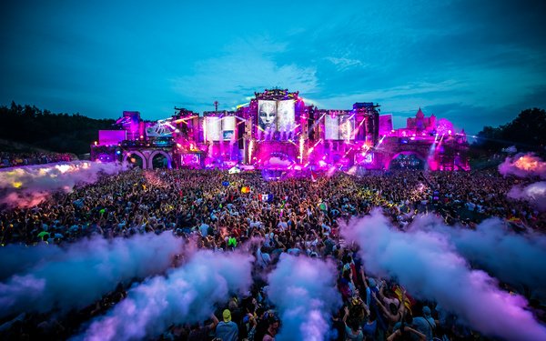 Weltpremiere im Juli - Tomorrowland Around The World: Das digitale Festival feiert im Juli Premiere 