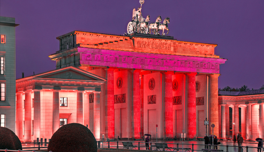 Das Brandenburger Tor erstrahlt in rotem Licht