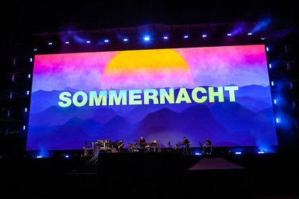 Farbenfroh - Schiller: Live-Bilder vom 'Lichtsommer' beim CARStival Mannheim 