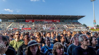 Fehlende Unterstützung - Lanxess Arena Köln und SparkassenPark Mönchengladbach überreichen Brand-Brief 