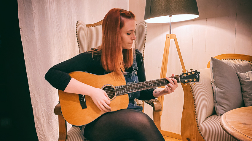 Carina Fischer gewinnt die Cort Gold Mini Dreadnought Akustikgitarre