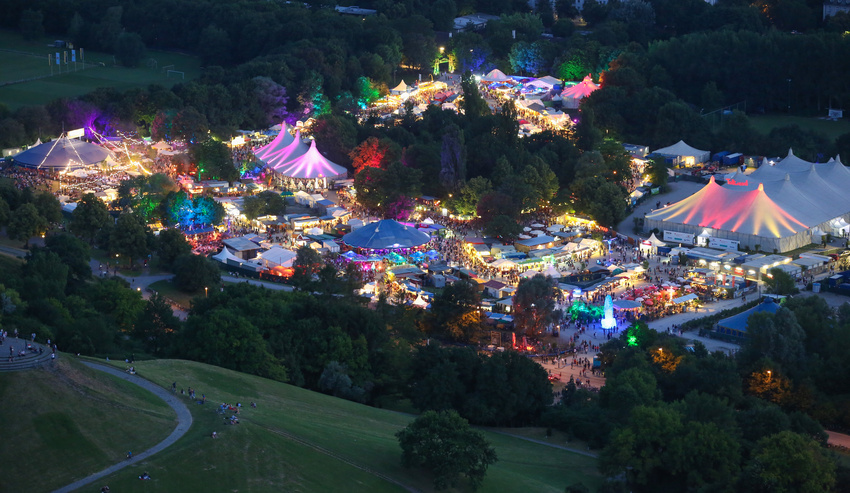 Ansicht über das Tollwood Festival im Olympiapark in München