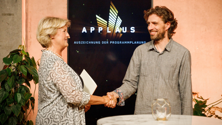 Applaus Preisverleihung 2021: Prof. Monika Grütters & Geoffrey Vasseur (Yaam, Berlin - Spielstätte des Jahres)