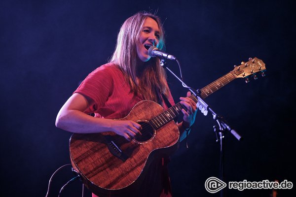 In vielen Sprachen - Einzigartig: Bilder von Sophie Hunger live beim 10. Maifeld Derby 2021 