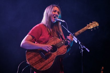 In vielen Sprachen - Einzigartig: Bilder von Sophie Hunger live beim 10. Maifeld Derby 2021 