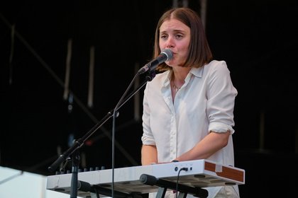 Frauenpower - Fotos von Sophia Kennedy und Anika live beim 10. Maifeld Derby 2021 