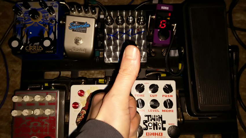 Tuner-Gewinner Hans Harz (The Methusalems) zeigt seinen KORG Pitchblack Mini im Pedalboard