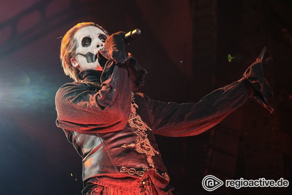 Päpstlicher als der Papst - Okkulte Party/Messe: Bilder von Ghost live in Frankfurt 