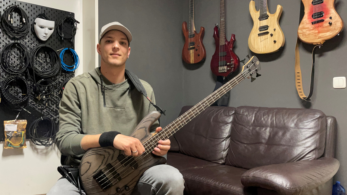 Bass im Soundcheck und kleine Modenschau: Die Gewinner der SPECTOR-Aktion zeigen ihre Preise!