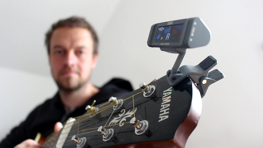 Musiklehrer Helmar Weiss gewinnt den Clip-On-Tuner AW-LT100B von KORG