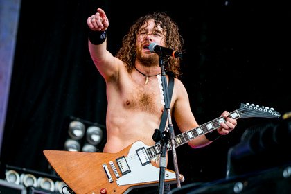 Kontaktfreudig - Schweißtreibend: Bilder von Airbourne live bei Rock am Ring 2022 