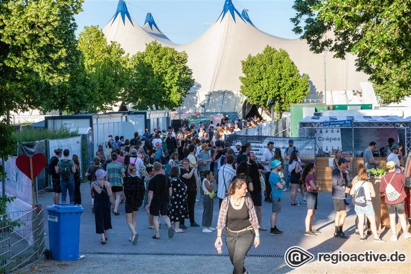 Bereit für musikalische Entdeckungen - Phoenix, Loyle Carner und Warpaint: Die erste Bandwelle für das Maifeld Derby 2023 ist da 