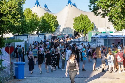 Bereit für musikalische Entdeckungen - Phoenix, Loyle Carner und Warpaint: Die erste Bandwelle für das Maifeld Derby 2023 ist da 