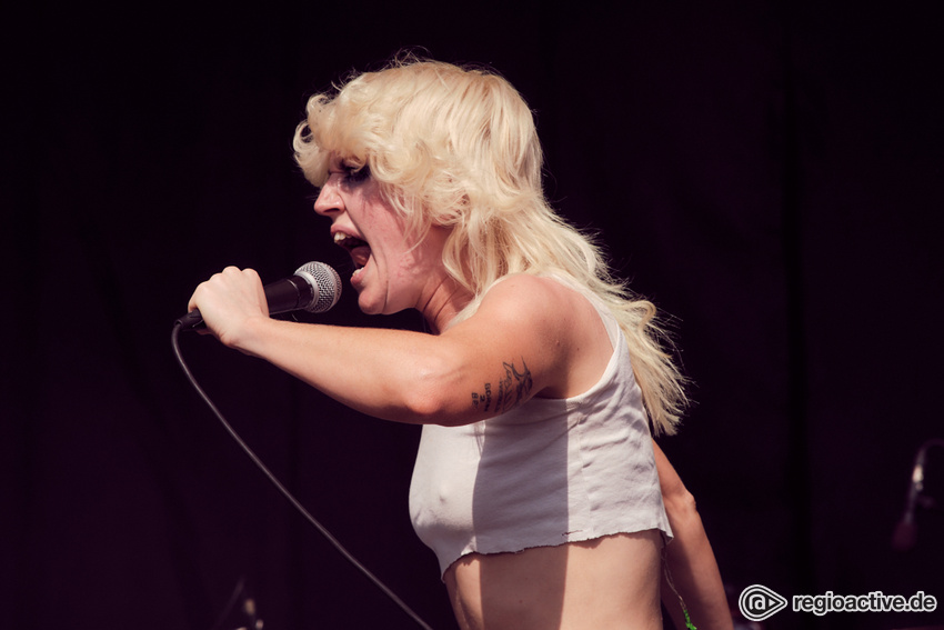 Amyl And The Sniffers (live beim Maifeld Derby Festival 2022 in Mannheim)