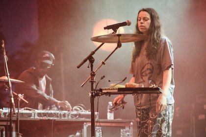 Von betörend bis bissig - Fotos von Tirzah, Eve Owen, Jonathan Bree und Tristan Brusch live beim Maifeld Derby 2022 