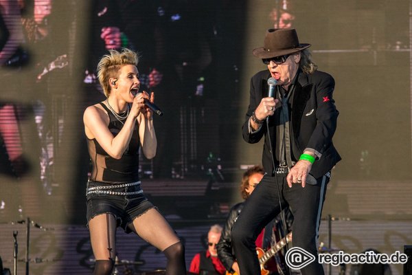 Eierlikör und Zigarre - Knallbunt: Udo Lindenbergs 'Udopium' live auf der Festwiese in Leipzig 