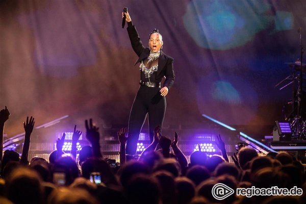 Vielseitige Sängerin - Elegant: Bilder von Alicia Keys live in der SAP Arena in Mannheim 