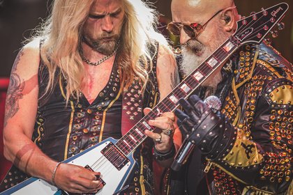 Ein halbes Jahrhundert im Dienst des Schwermetalls - Judas Priest feiern in der Jahrhunderthalle Frankfurt ein energiegeladenes Jubiläum 