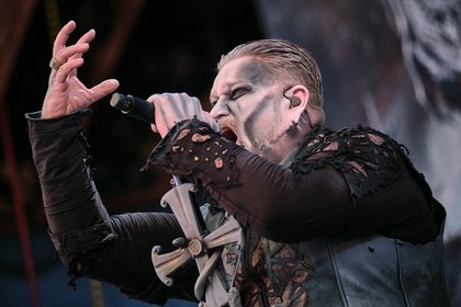 Saarländisches Raubtierrudel - Fotos von Powerwolf als Opener von Iron Maiden live in Frankfurt 