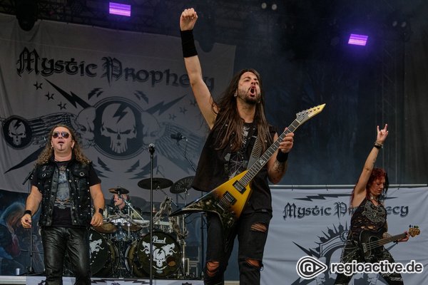 Mit wehenden Haaren - Bilder von Mystic Prophecy als Opener von Blind Guardian live beim Gießener Kultursommer 2022 