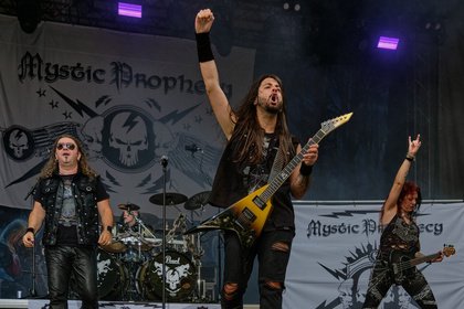 Mit wehenden Haaren - Bilder von Mystic Prophecy als Opener von Blind Guardian live beim Gießener Kultursommer 2022 