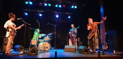 Exzentrischer Engländer - Enjoy Jazz 2022: Alabaster DePlume spielt in Ludwigshafen ein schön verrücktes Konzert 