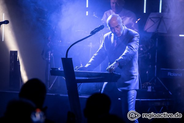 Ganz in Violett - 80s-Legende: Fotos von Midge Ure live im Haus Leipzig 