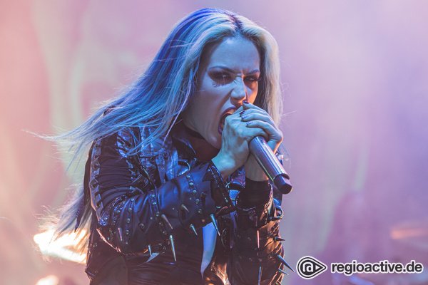 Große Inszenierung - Intensiv: Bilder von Arch Enemy live in der Jahrhunderthalle Frankfurt 