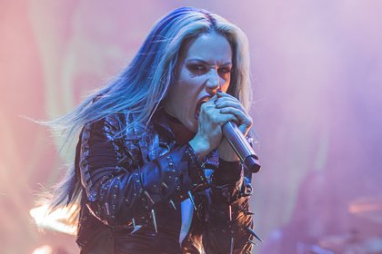 Große Inszenierung - Intensiv: Bilder von Arch Enemy live in der Jahrhunderthalle Frankfurt 